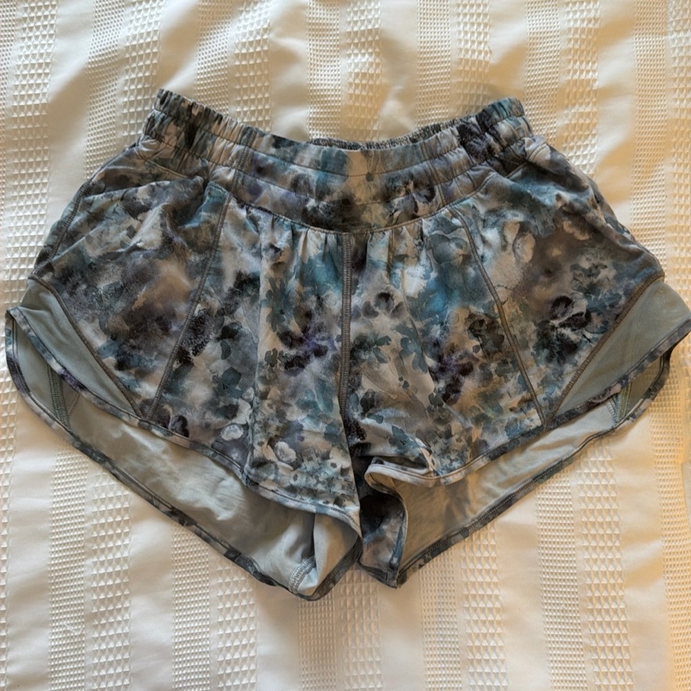Lulu lemon hotty hot 2.5” shorts